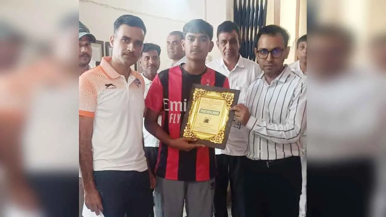 कांस्य पदक विजेता आसित को कलक्टर-एसपी ने किया सम्मानित