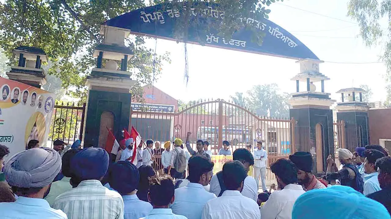 PRTC: तीन महीने से लंबित बस पास प्रक्रिया पर फूटा छात्रों का गुस्सा