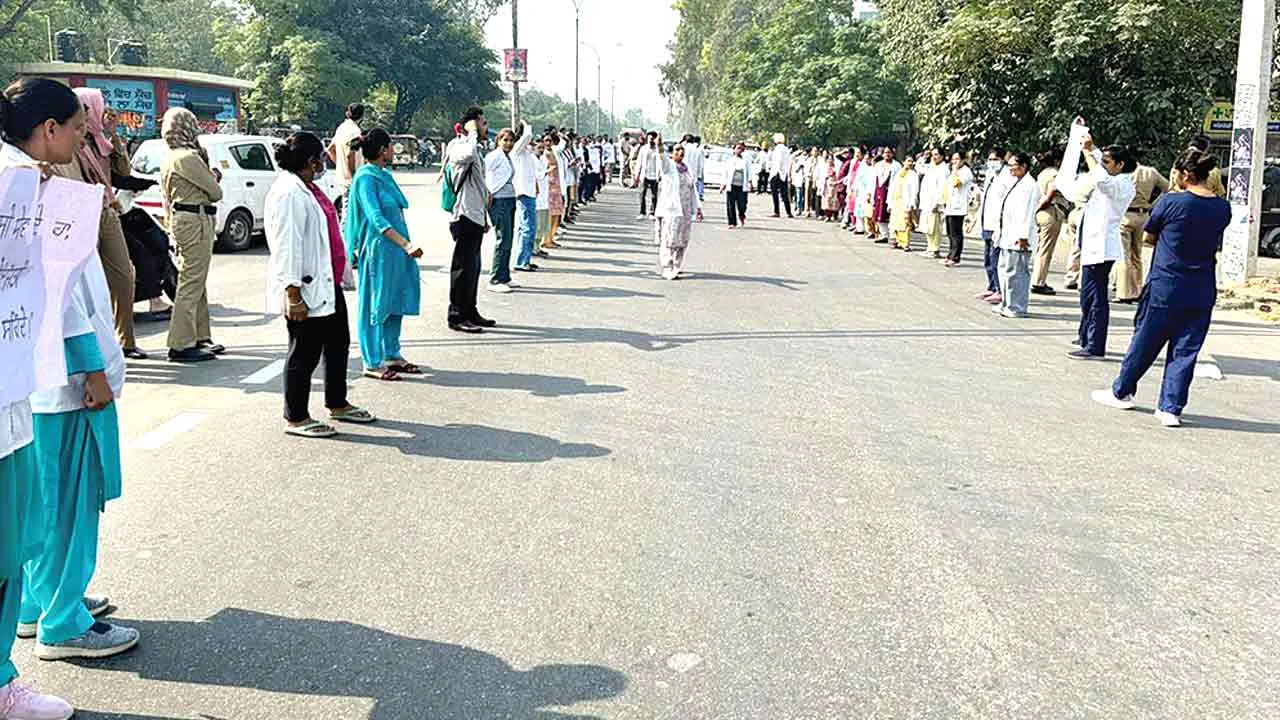 मांगों को लेकर फिर सड़कों पर उतरा नर्सिंग स्टाफ, लगाया जाम