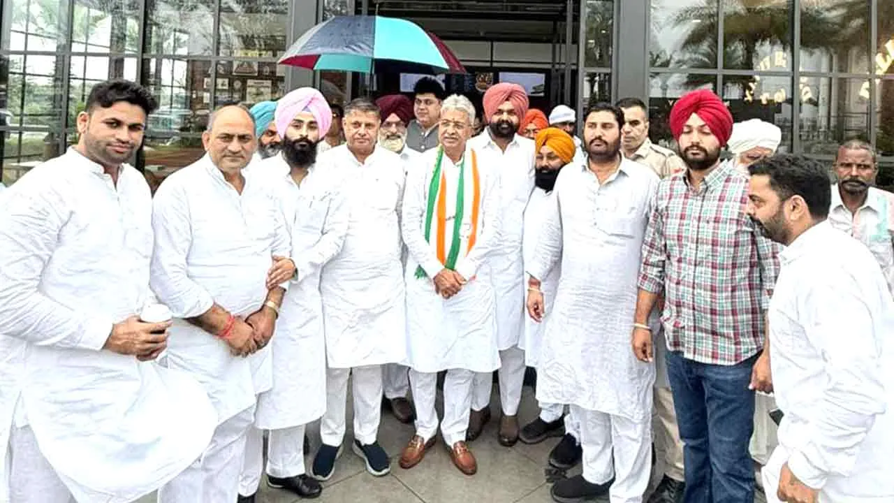 प्रदेश अध्यक्ष राव नरेंद्र सिंह का गुरुग्राम से चंडीगढ़ रवाना होते समय हरियाणा कांग्रेस प्रवक्ता सरदार सतनाम सिंह विर्क के निवास पर हुआ भव्य स्वागत किया