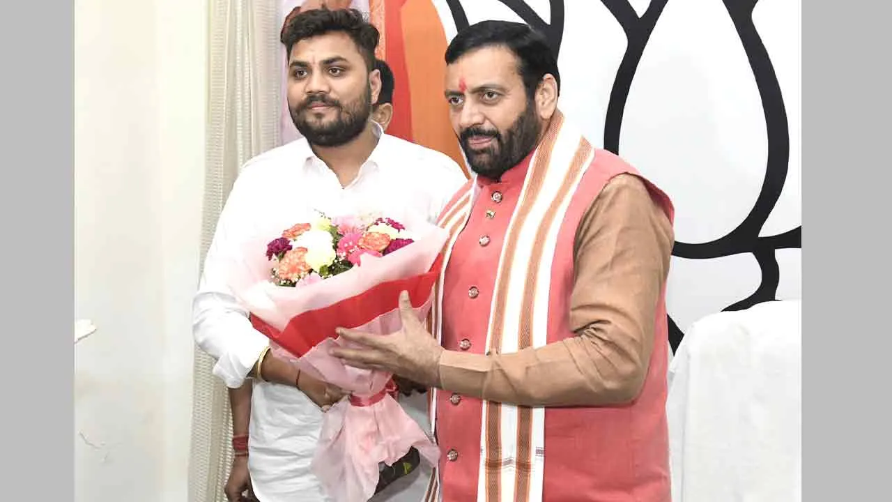 मुख्यमंत्री से मिले समाजसेवी रवि बंसल, दिवाली पर जरूरतमंदों संग मनाई खुशियां