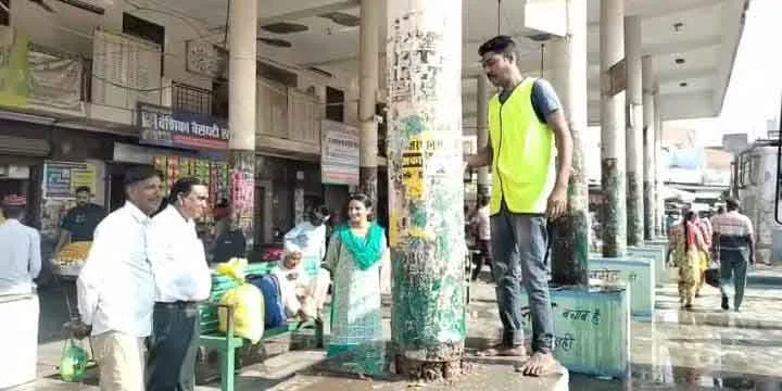 बस स्टैंड परिसर में लगे पोस्टर हटवाए