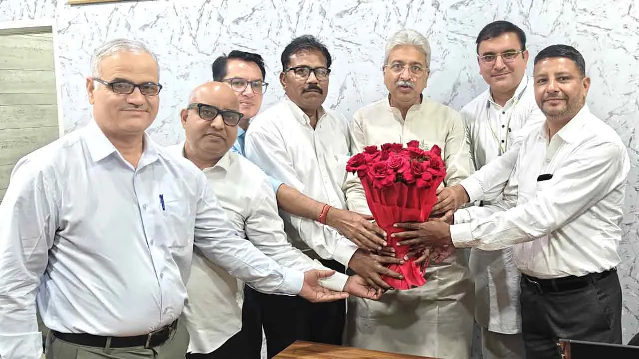कांग्रेस लोकसभा प्रभारीओ ने अध्यक्ष राव नरेंद्र से शिष्टाचार मुलाकात कर किए पुष्प गुच्छ भेंट