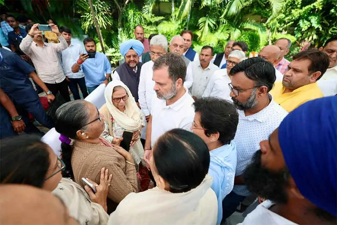Haryana IPS Case: चंडीगढ़ आवास के बाहर बढ़ाई गई सुरक्षा व्यवस्था, राहुल गांधी परिवार से मिले
