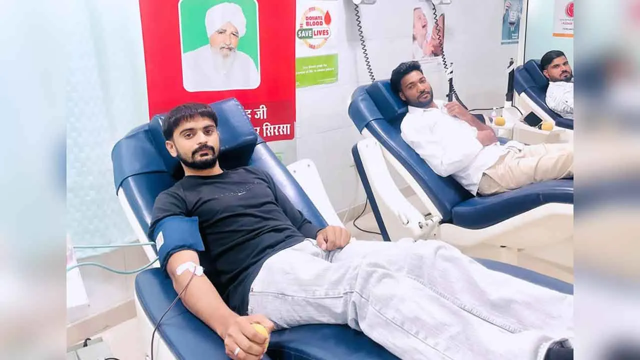 Blood Donation: डेंगू पीड़ितों के ईलाज में सहायता को ब्लॉक रोड़ी के सेवादारों ने किया रक्तदान