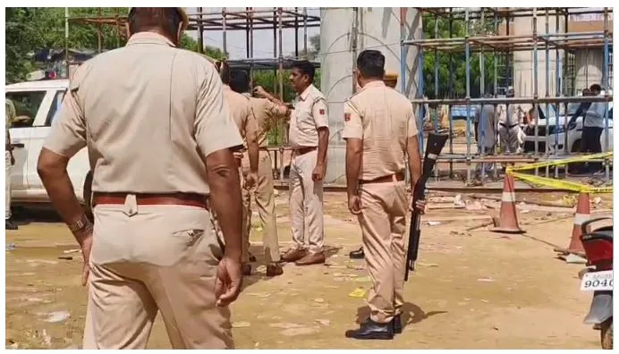 बाइक पर सवार दो युवकों ने शराब ठेके पर की फायरिंग दुकानदारों में भय का बना माहौल