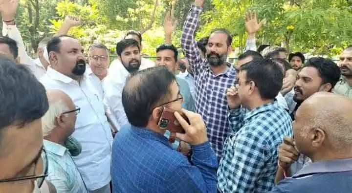 अधर में लटक रहा सड़क-ओवरब्रिज निर्माण कार्य पूर्ण करवाने की मांग