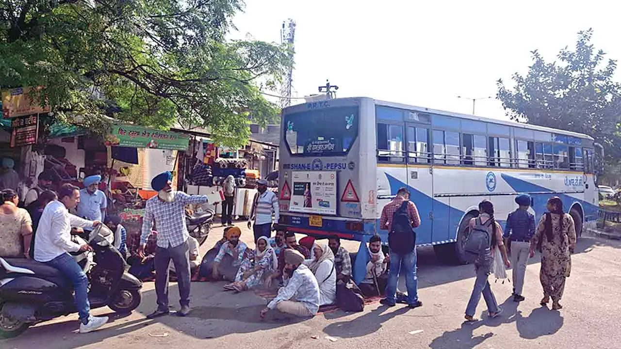 संगरूर में पीआरटीसी व पंजाब रोडवेज के कर्मचारियों ने किया चक्का जाम