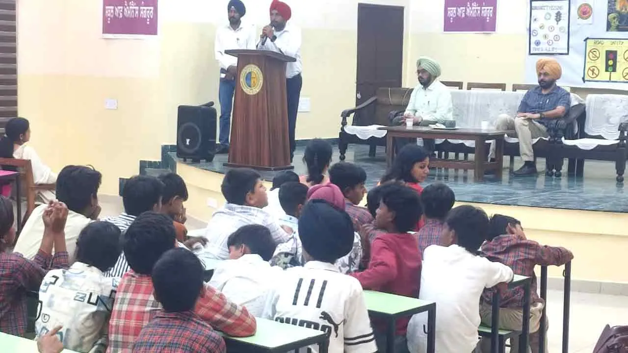 संगरूर के स्कूल ऑफ एमिनेंस में जिला परिवहन विभाग द्वारा जागरूकता कार्यक्रम आयोजित