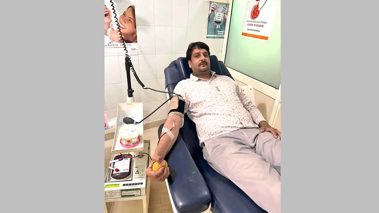Blood Donation: कर्नाटक के सेवादार किशोर इन्सां ने किया रक्तदान