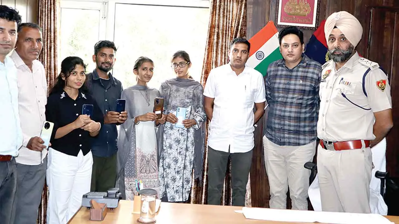 साइबर सेल ने ढूंढ़ निकाले 35 गुमशुदा मोबाइल