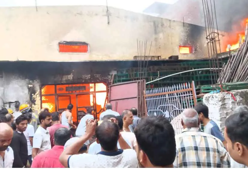 सिरसागंज में दुर्गा टेंट हाउस में भयंकर आग, पूरा गोदाम जलकर राख