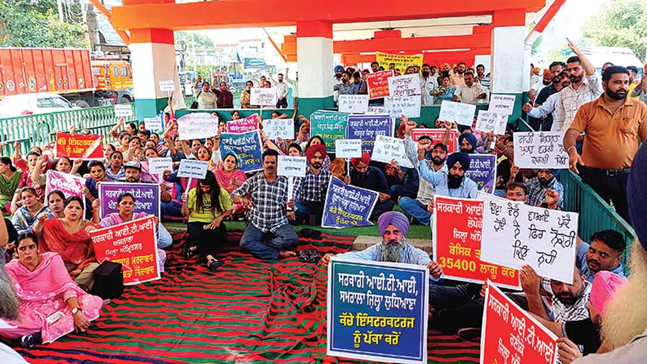 सरकारी आईटीआई के ठेका कर्मचारियों ने कैबिनेट मंत्री की कोठी के नजदीक दिया धरना
