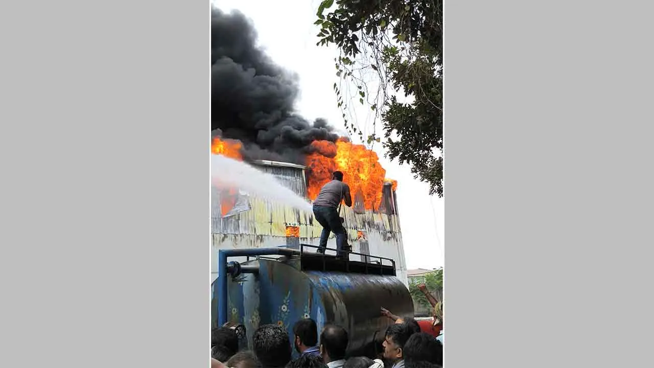Fire: फैक्ट्री गोदाम में लगी भीषण आग, करोड़ों का नुकसान