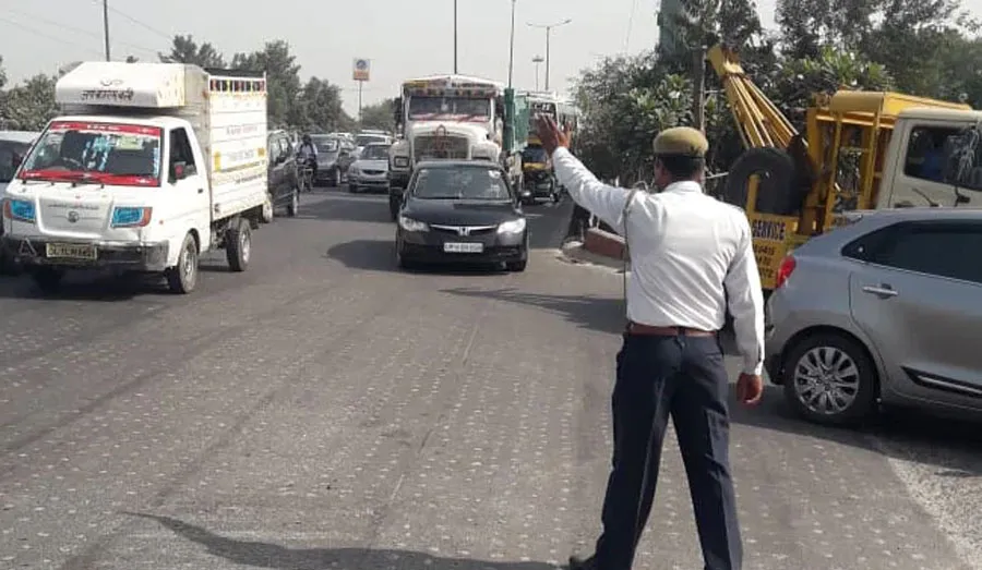 Traffic Rules: खबरदार! नो पार्किंग जोन में वाहन खड़ा किया तो होगी कार्रवाई