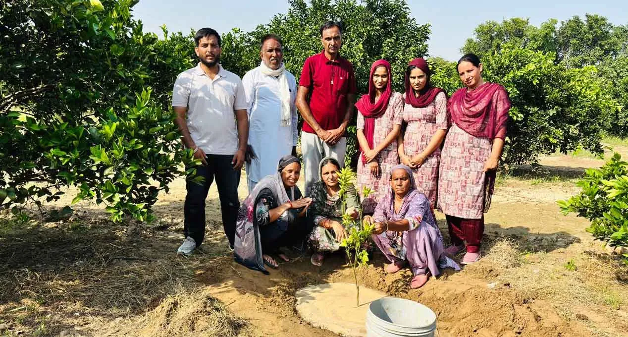 सचखंडवासी माता गुरदीप कौर इन्सां की अस्थियों पर लगाया पौधा