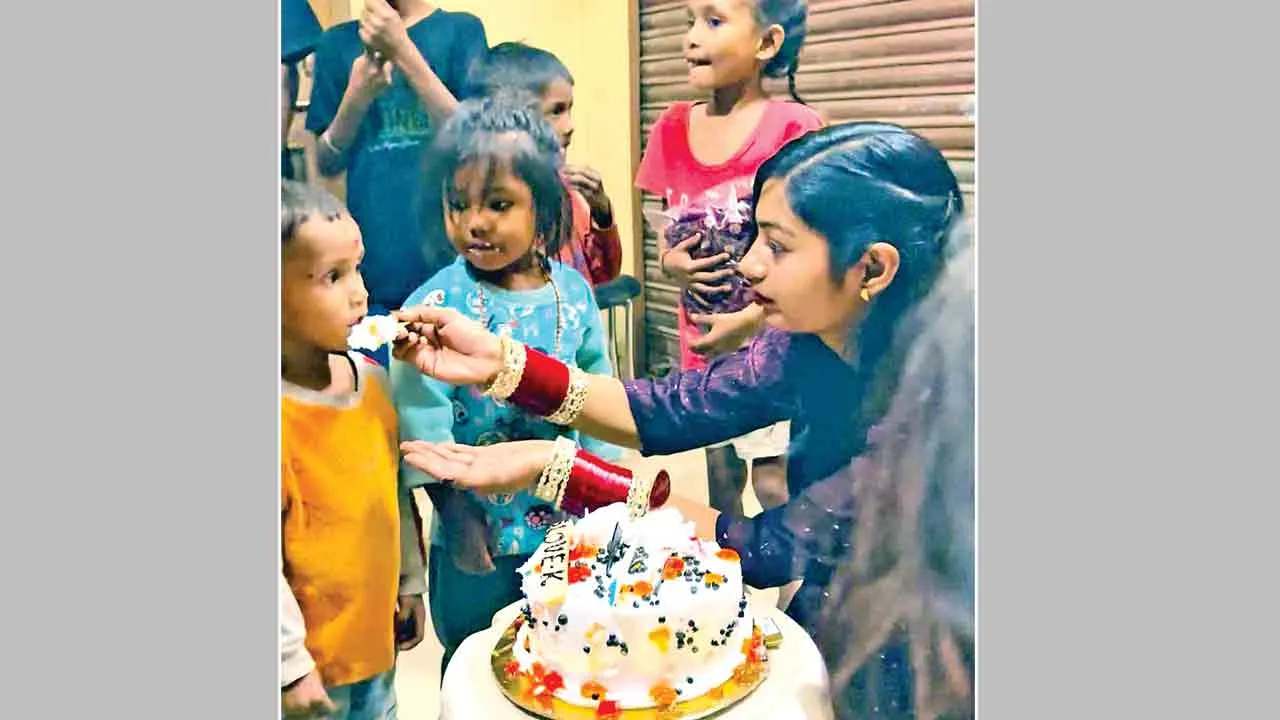 जरूरतमंद लोगों की मदद कर मनाई शादी की सालगिरह