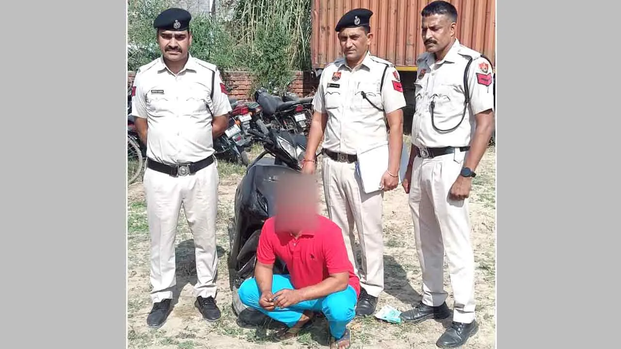 स्कूटी चोरी के मामले में एक आरोपी चढ़ा पुलिस के हत्थे