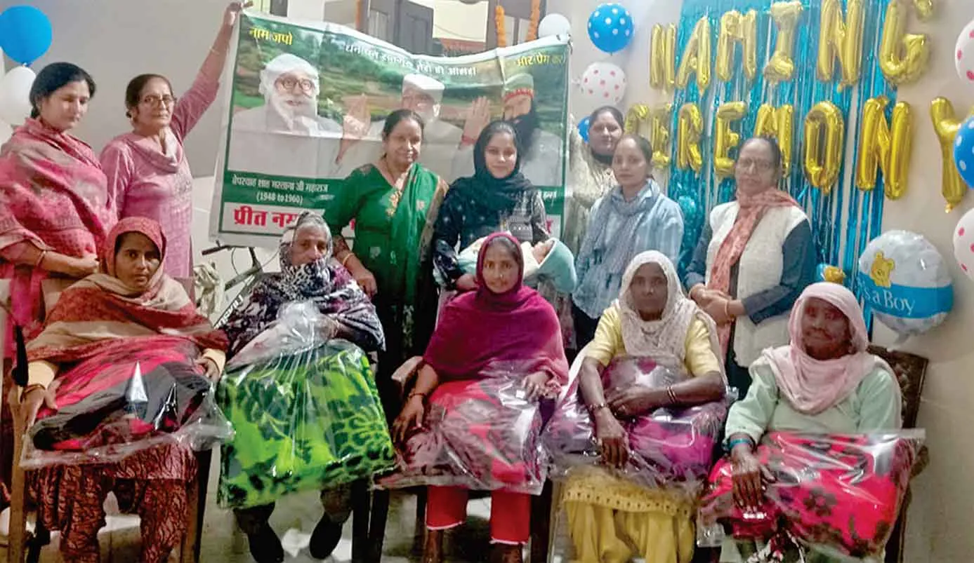 Welfare Work: पोता होने की ख़ुशी जरूरतमंद महिलाओं को कंबल देकर मनाई
