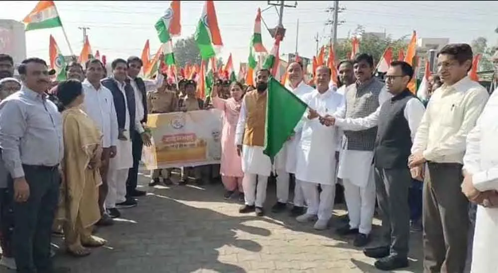 तिरंगा थामे हुए शामिल, जनजातियों के जागरण के लिए किए गए कार्य को किया याद