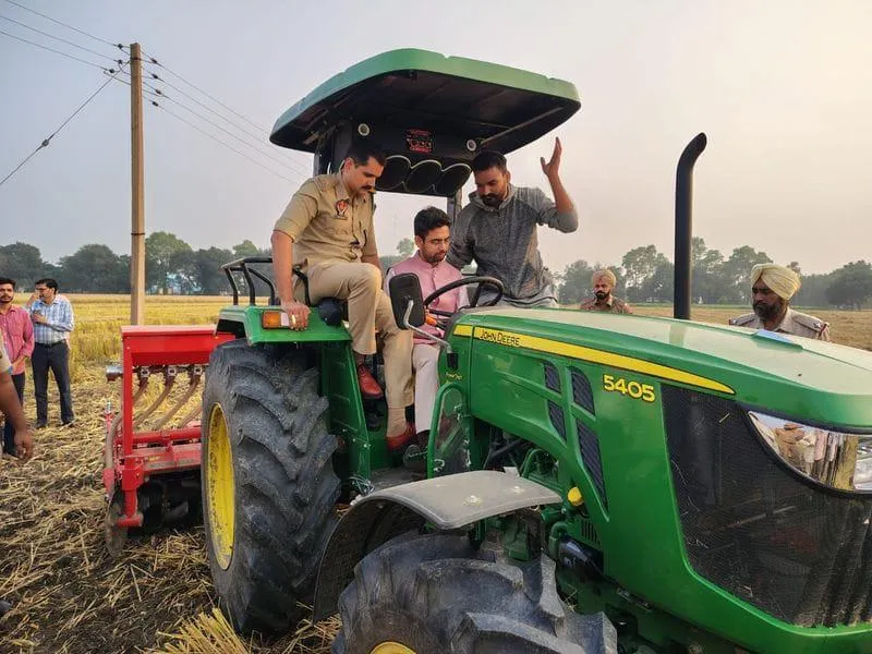 पराली प्रबंधन में मोगा में बदलाव की मिसाल-मान सरकार के नेतृत्व में SSP और DC खेतों में सक्रिय”, पर्यावरण और जनजीवन को बचाने की पहल
