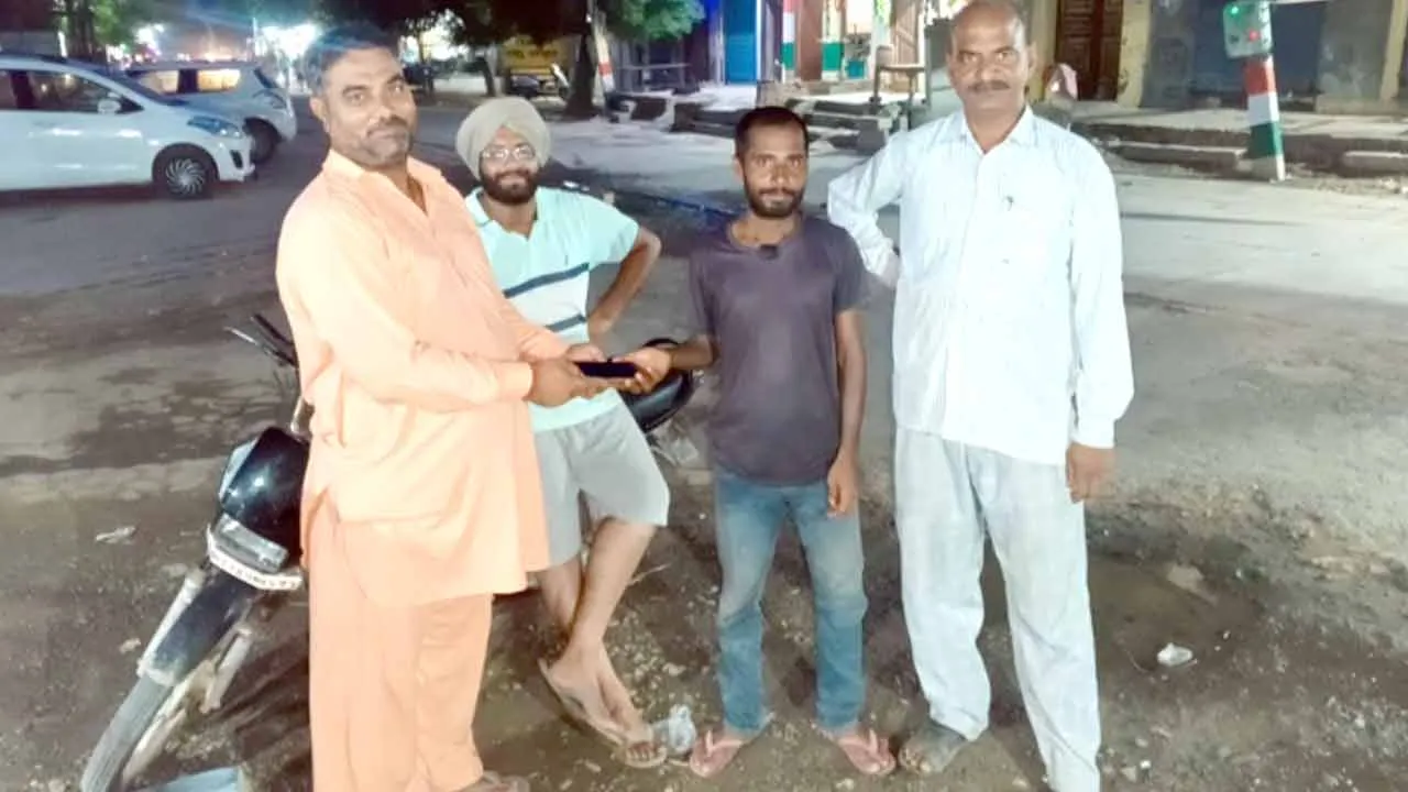 Honesty: डेरा प्रेमी ने गरीब प्रवासी मजदुर का गुम हुआ मोबाइल लौटाकर ईमानदारी की मिसाल पेश की