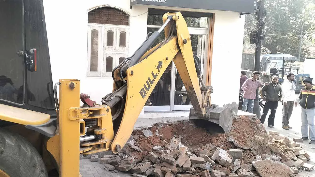 नगर परिषद ने चलाया पीला पंजा, मोहल्लावासियों ने जताया कड़ा विरोध