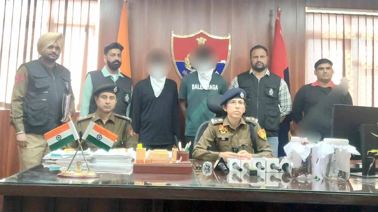 पुलिस ने दबोचे दो इनामी बदमाश, दो अवैध पिस्तौल व जिंदा कारतूस बरामद
