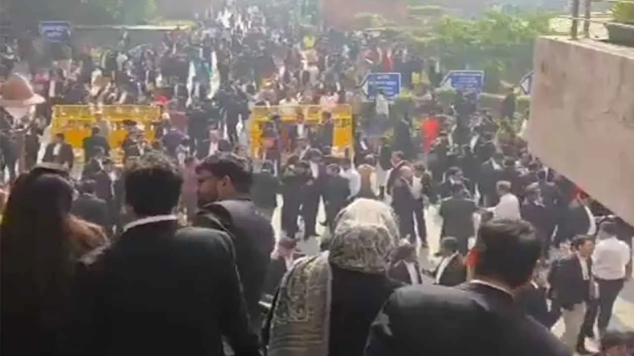 Delhi Courts Bomb threats: दिल्ली की अदालतों को बम से उड़ाने की धमकी! साकेत, तीस हजारी कोर्ट बंद