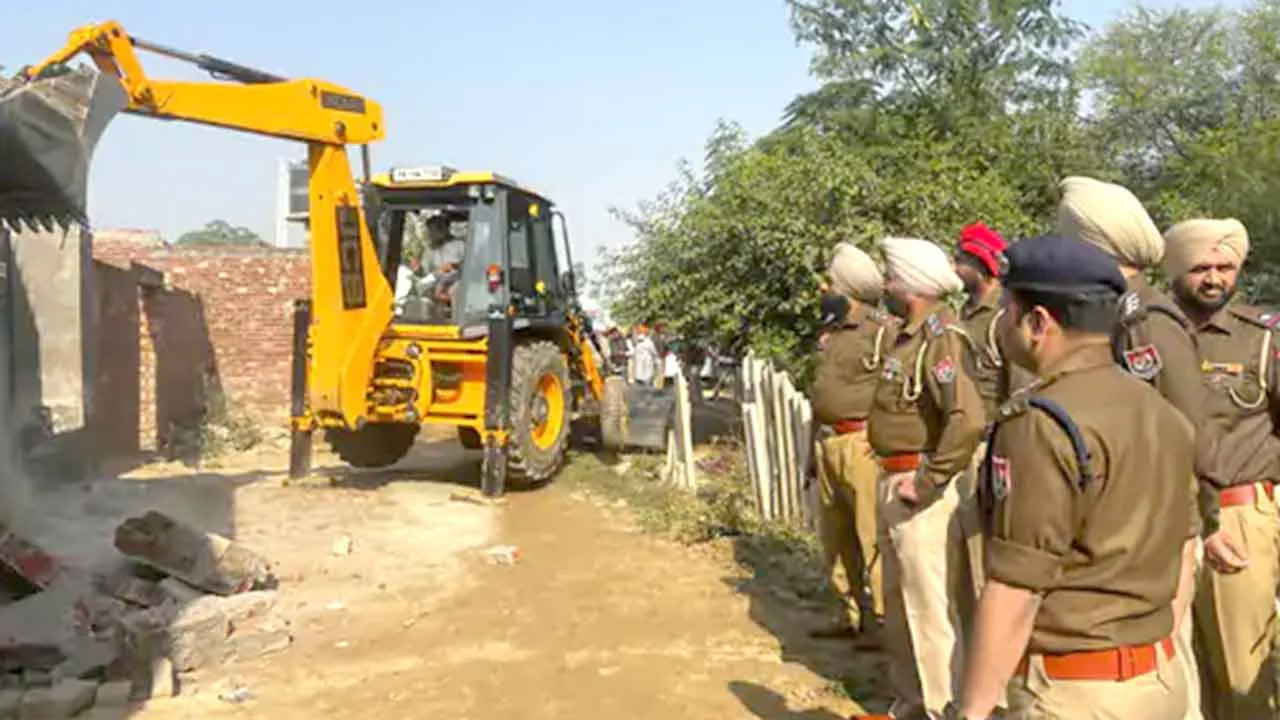 पंजाब पुलिस और मार्केट कमेटी की संयुक्त कार्रवाई, धनौला में कुख्यात तस्कर का अवैध निर्माण ढहा