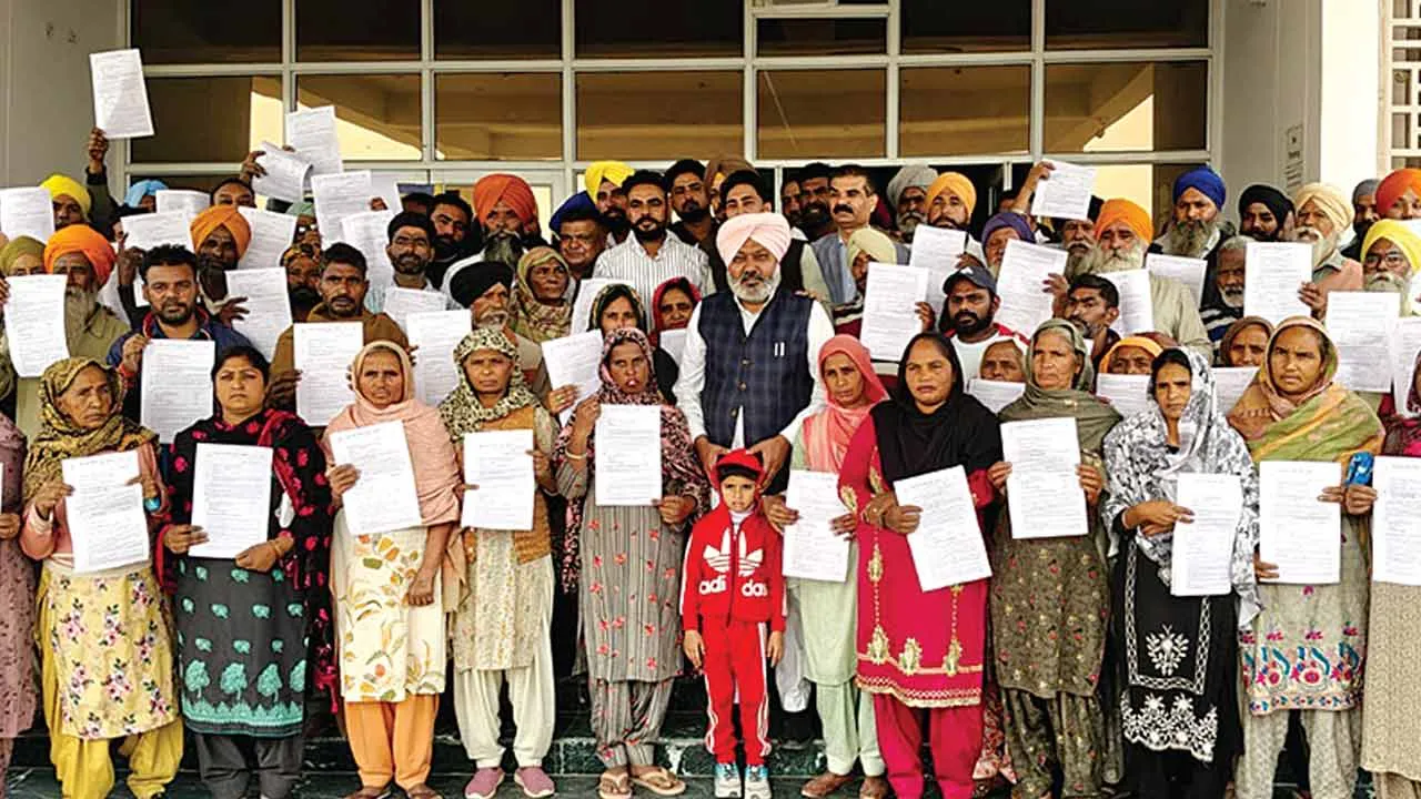 Awas Yojana: कैबिनेट मंत्री ने 70 जरूरतमंद परिवारों को सौंपे 1.75 करोड़ रु. के स्वीकृति पत्र 