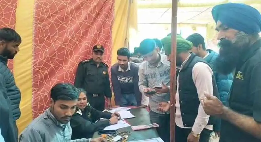 Employment Assistance Camp: रोजगार सहायता शिविर में रोजगार के अवसर का लाभ उठाने उमड़े युवा
