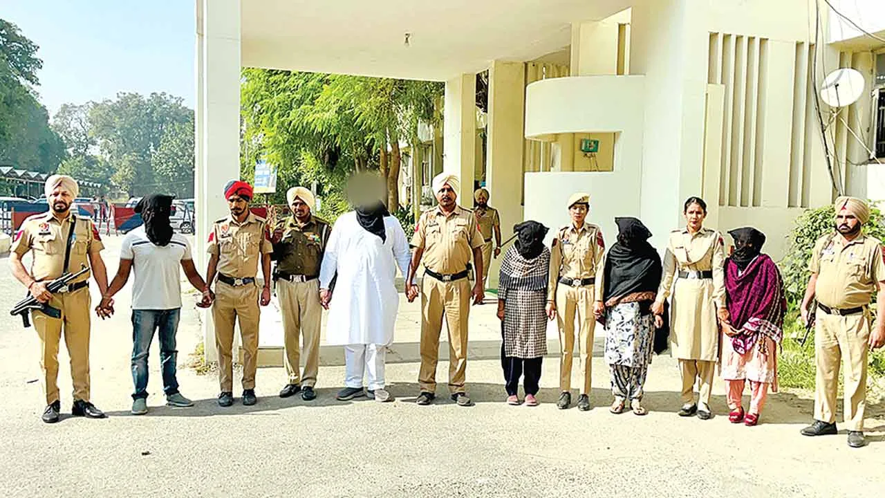 Blackmail Gang: ब्लैकमेल गिरोह का पर्दाफाश, तीन महिलाओं सहित छह गिरफ्तार