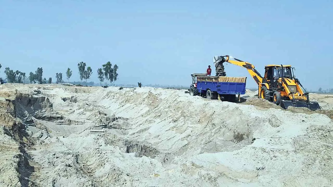 रेत में दबी उपजाऊ जमीन, पर किसानों का हौसला अडिग
