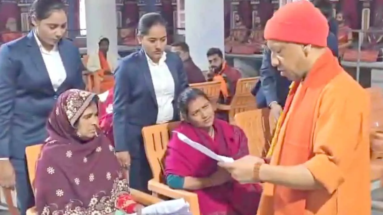 CM Yogi Adityanath: आर्थिक तंगी से न रुके किसी का इलाज, CM योगी का अधिकारियों को निर्देश