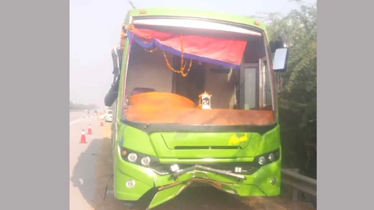 Greater Noida Bus Accident: यमुना एक्सप्रेसवे पर डबल डेकर बस पलटी, 14 यात्री घायल