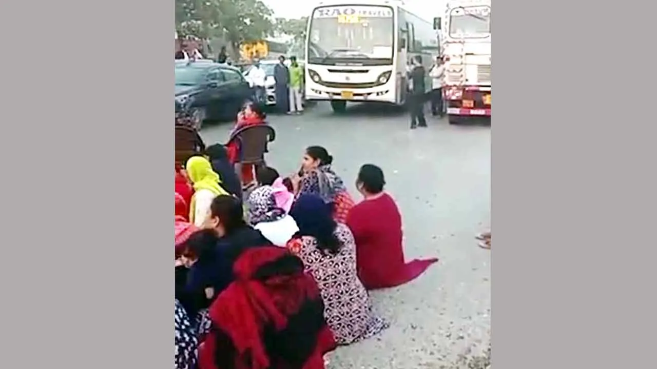 मंदिर गिराने से खफा लोगों ने रोड जाम कर बीच सड़क पर किया हनुमान चालीसा पाठ