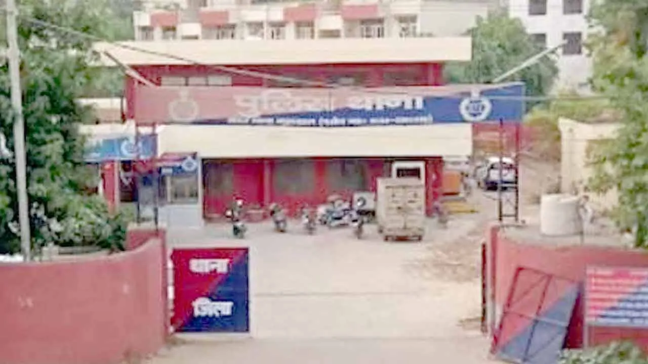 चालान काटा तो पुलिसकर्मी को धक्का देकर गाड़ी से कुचलने की दी धमकी