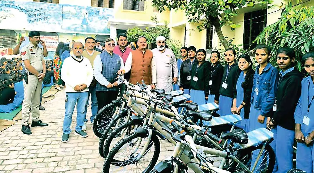 Hansi: साइकिल मिलने पर खिले हांसी की 89 बेटियों के चेहरे