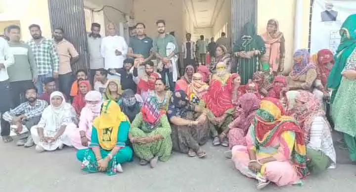 Rajasthan Workers Protest: सफाई निरीक्षक पर मनमानी का आरोप, सफाई कर्मचारियों ने किया प्रदर्शन