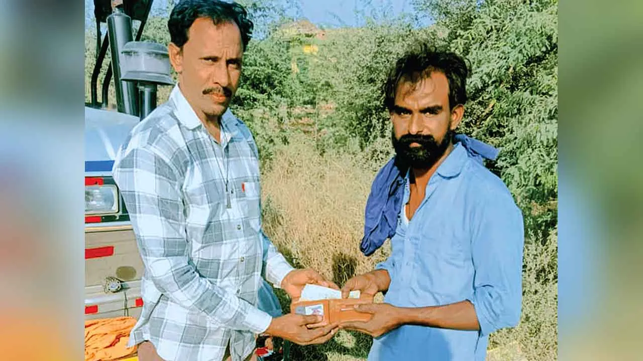 Honesty: रुपयों से भरा पर्स लौटा कर हनुमानगढ़ के डेरा अनुयायी ने बिखेरी पीड़ित के चेहरे पे मुस्कान