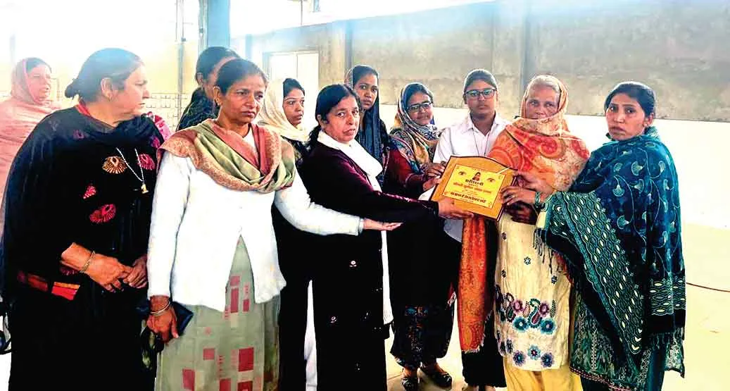 देहदानी-नेत्रदानी सुनीता बंसल इन्सां को भावपूर्ण श्रद्धांजलि, ब्लॉक कल्याण नगर ने किया परिजनों को स्मृति चिन्ह देकर सम्मानित