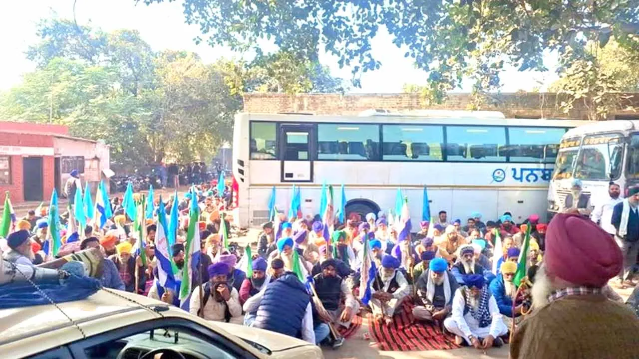 Punjab Bus Strike: यूनियन ने पुलिस कार्रवाई और किलोमीटर स्कीम का किया विरोध, निलंबित कर्मचारियों की बहाली की मांग