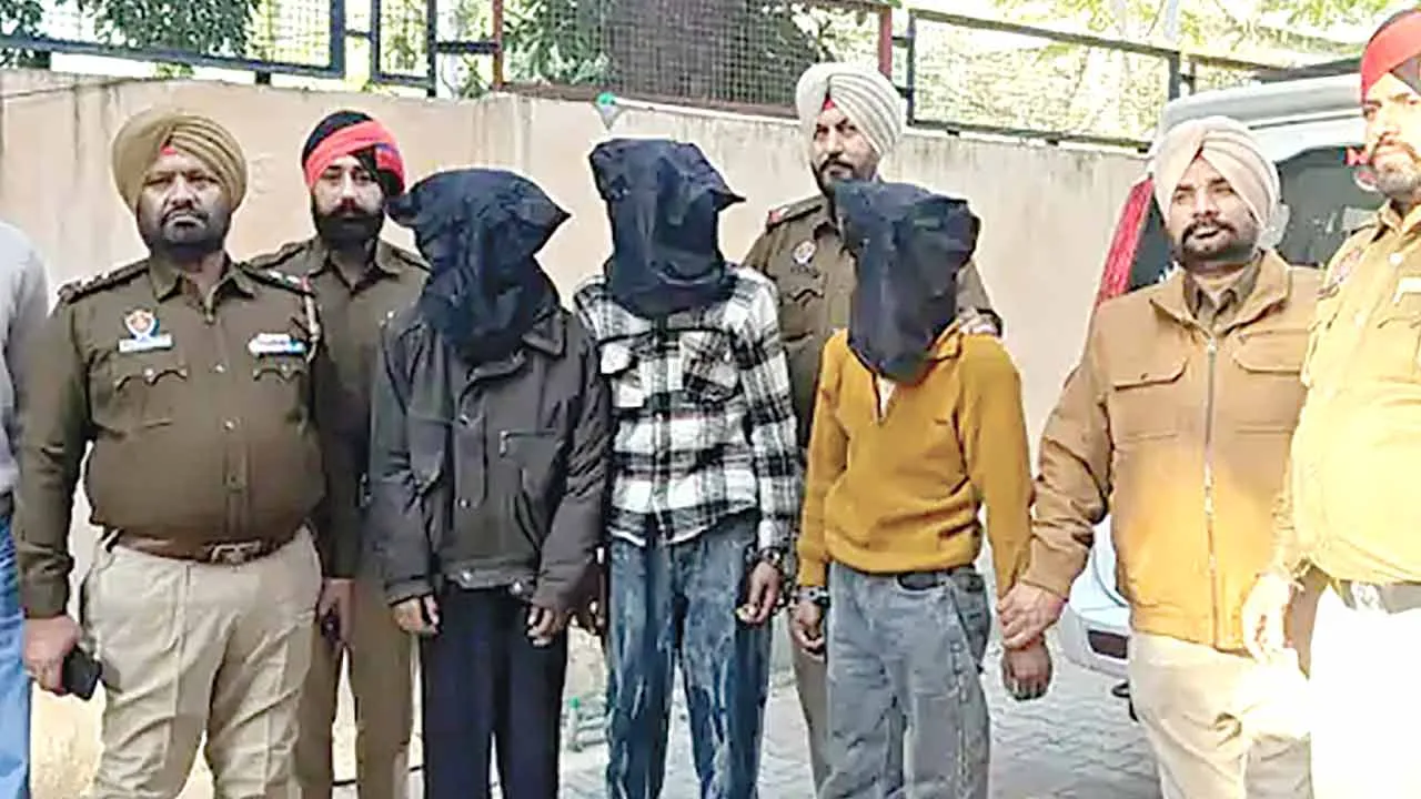 सामूहिक दुष्कर्म मामले के तीन आरोपी गिरफ्तार, चौथा फरार, दो बाईक बरामद