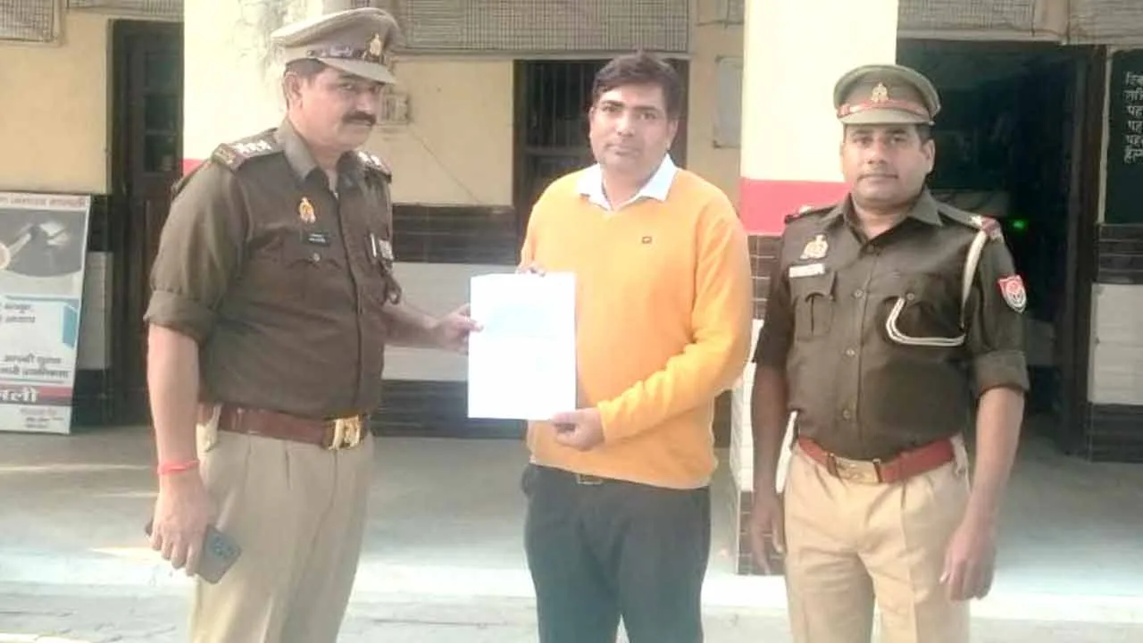 भूलवश दूसरे व्यक्ति के खाते में गए दो लाख रुपये वापिस कराए