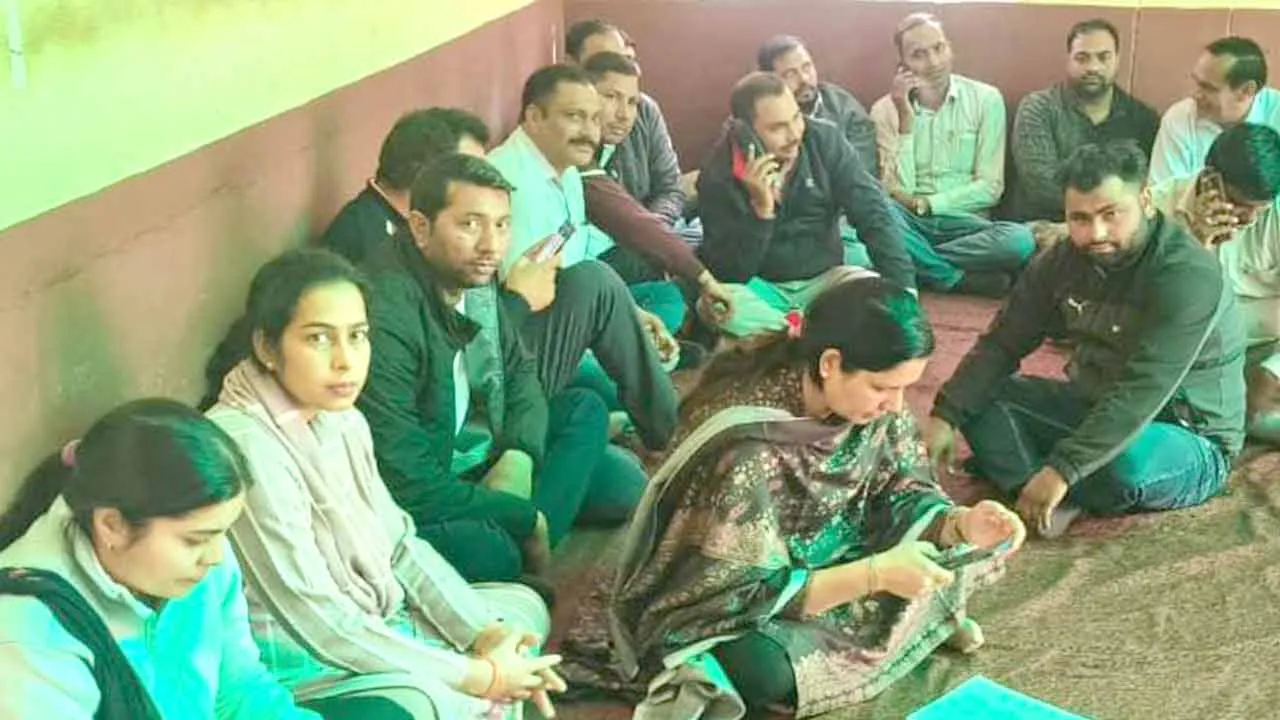 कैराना में कार्य बहिष्कार करके धरने पर बैठे लेखपाल, सौंपा ज्ञापन