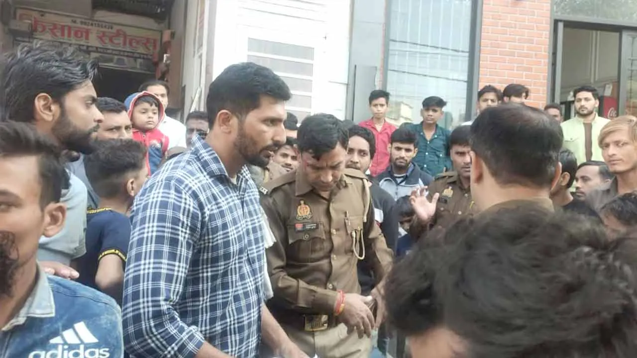 बाइक सवार पुलिसकर्मियों को पटाखा बुलेट से मारी टक्कर, गम्भीर