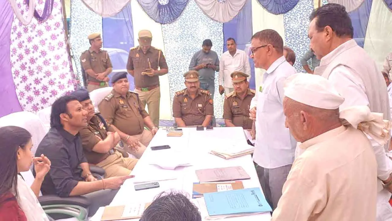थाना समाधान दिवस में डीएम-एसपी ने सुनी जनसमस्याएं