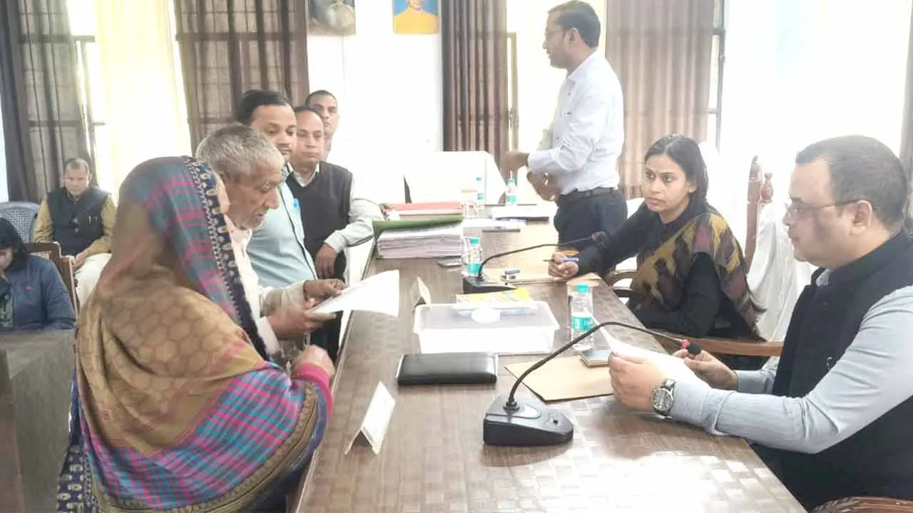 कैराना में एडीएम सत्येंद्र कुमार सिंह ने सुनी जनसमस्याएं