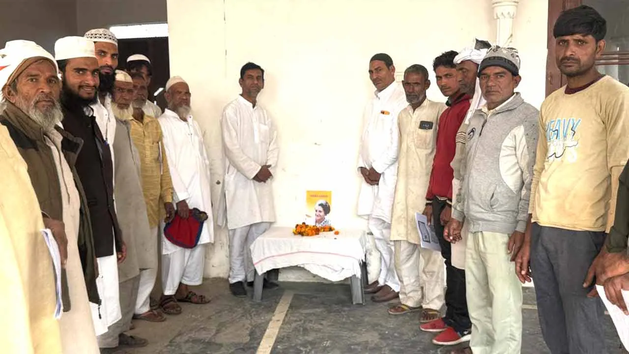 कांग्रेसियों ने जन्मदिन पर इंदिरा गांधी को अर्पित की श्रद्धांजलि